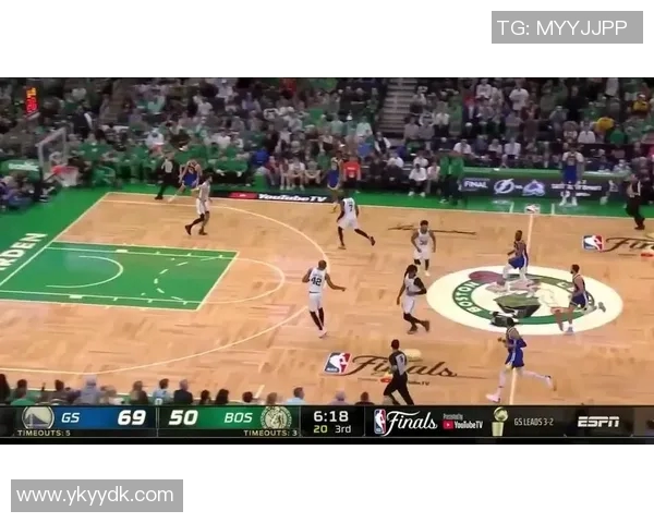 足球场上球星尴尬瞬间集锦：从失误到跌倒，一秒钟变成笑料的真实面貌